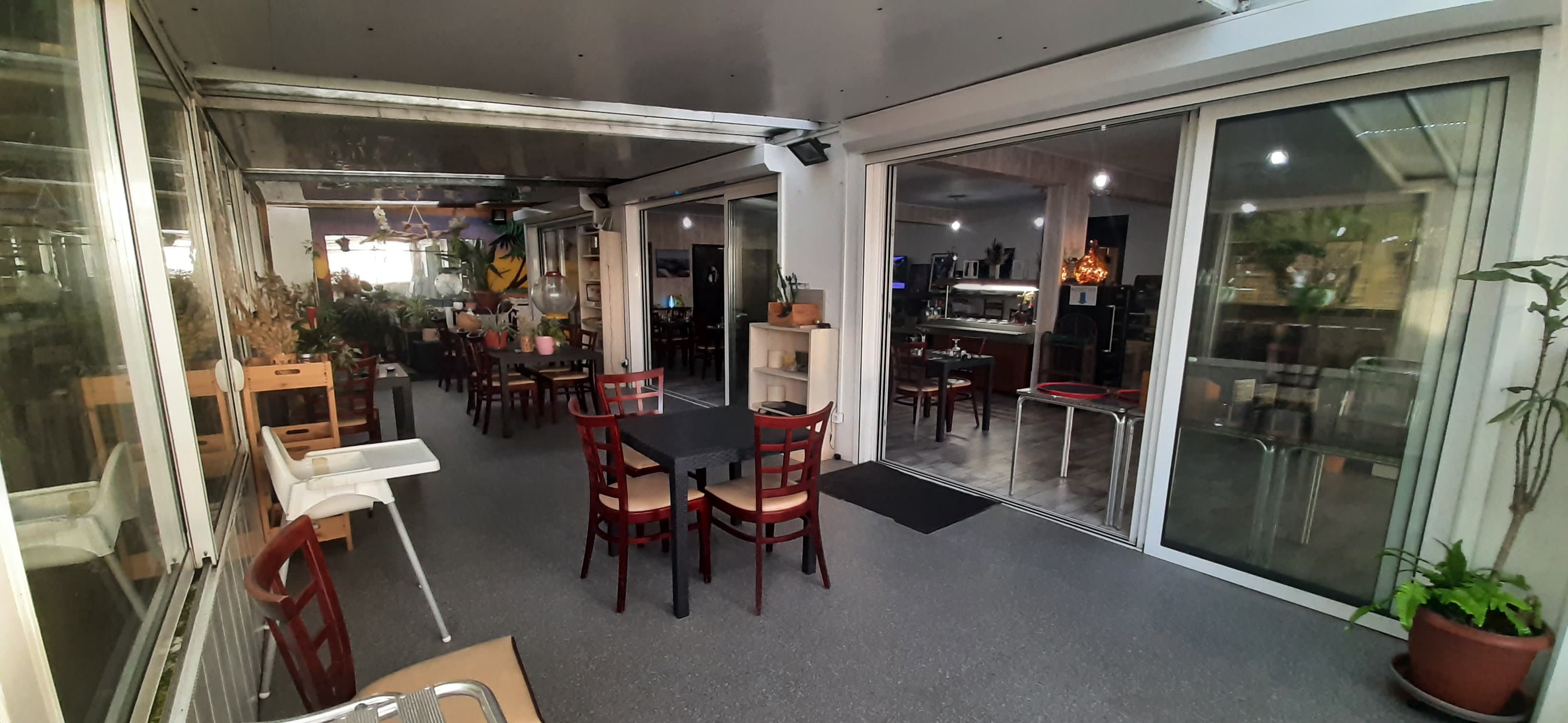 Annexe vitrée côté nord du Catamaran, espace intermédiaire avec tables
