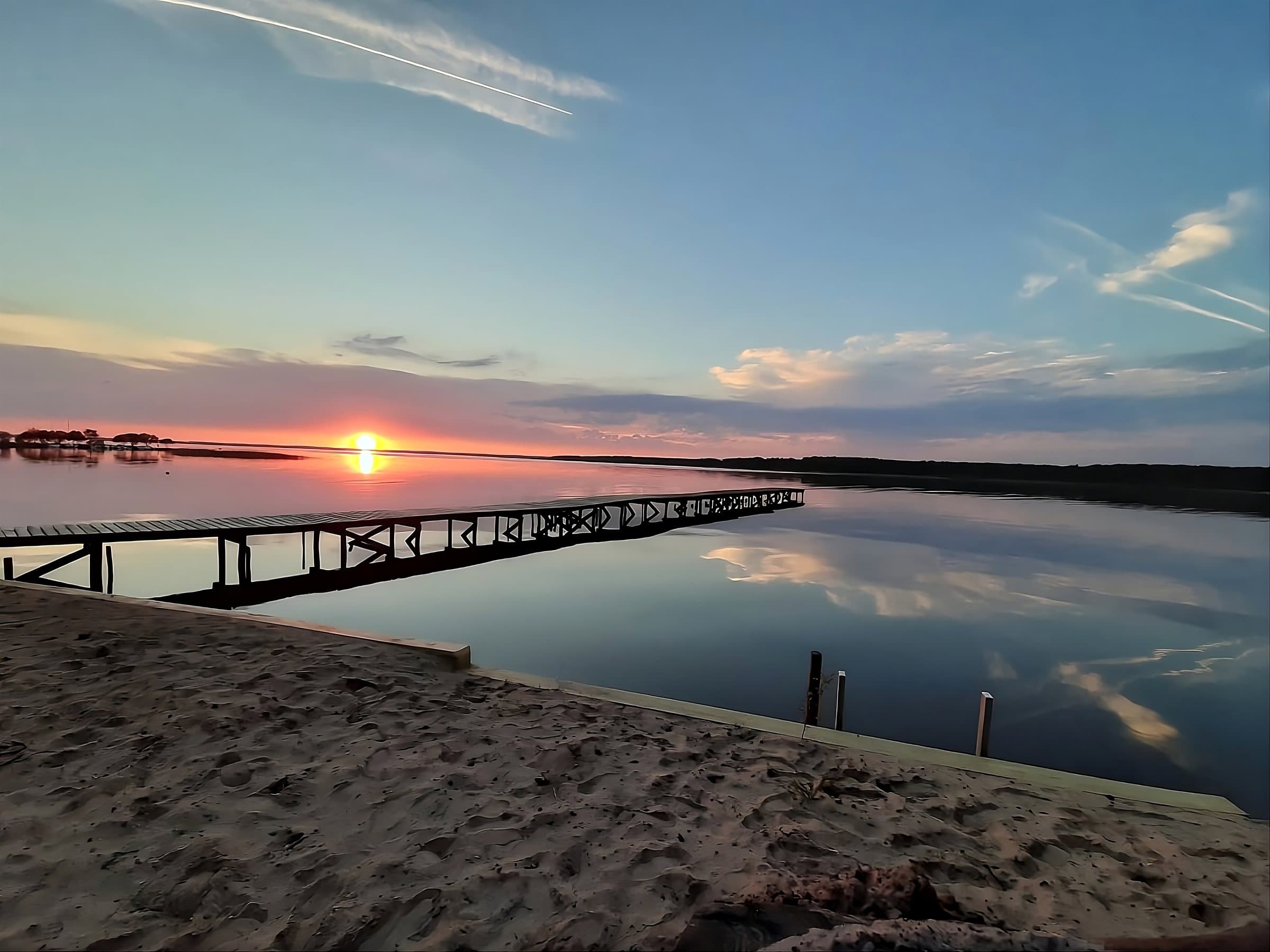 Vue du ponton du Catamaran au coucher de soleil sur le lac de Sanguinet