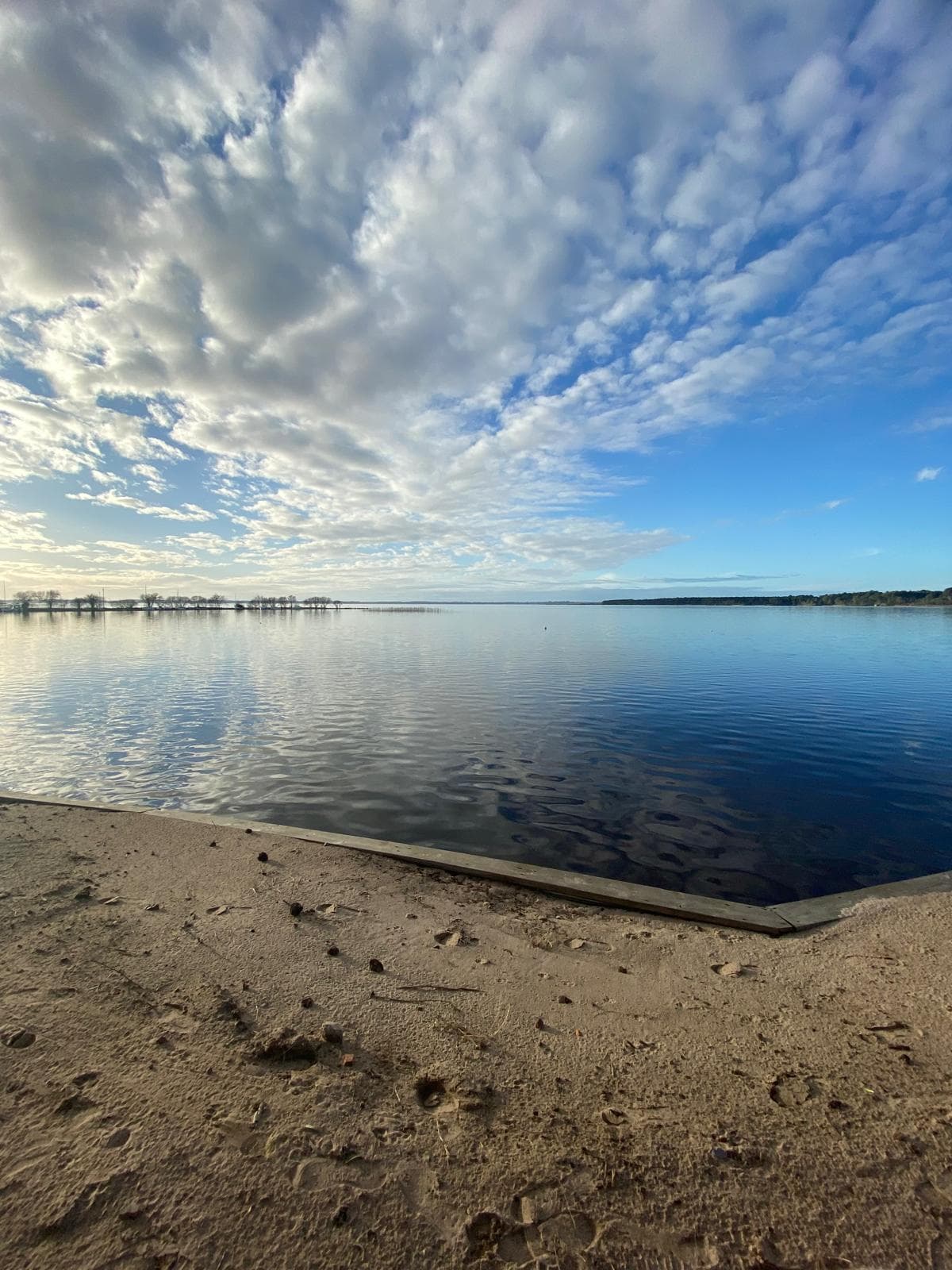 Le lac de Sanguinet vu depuis la plage du Catamaran, ciel moutonné