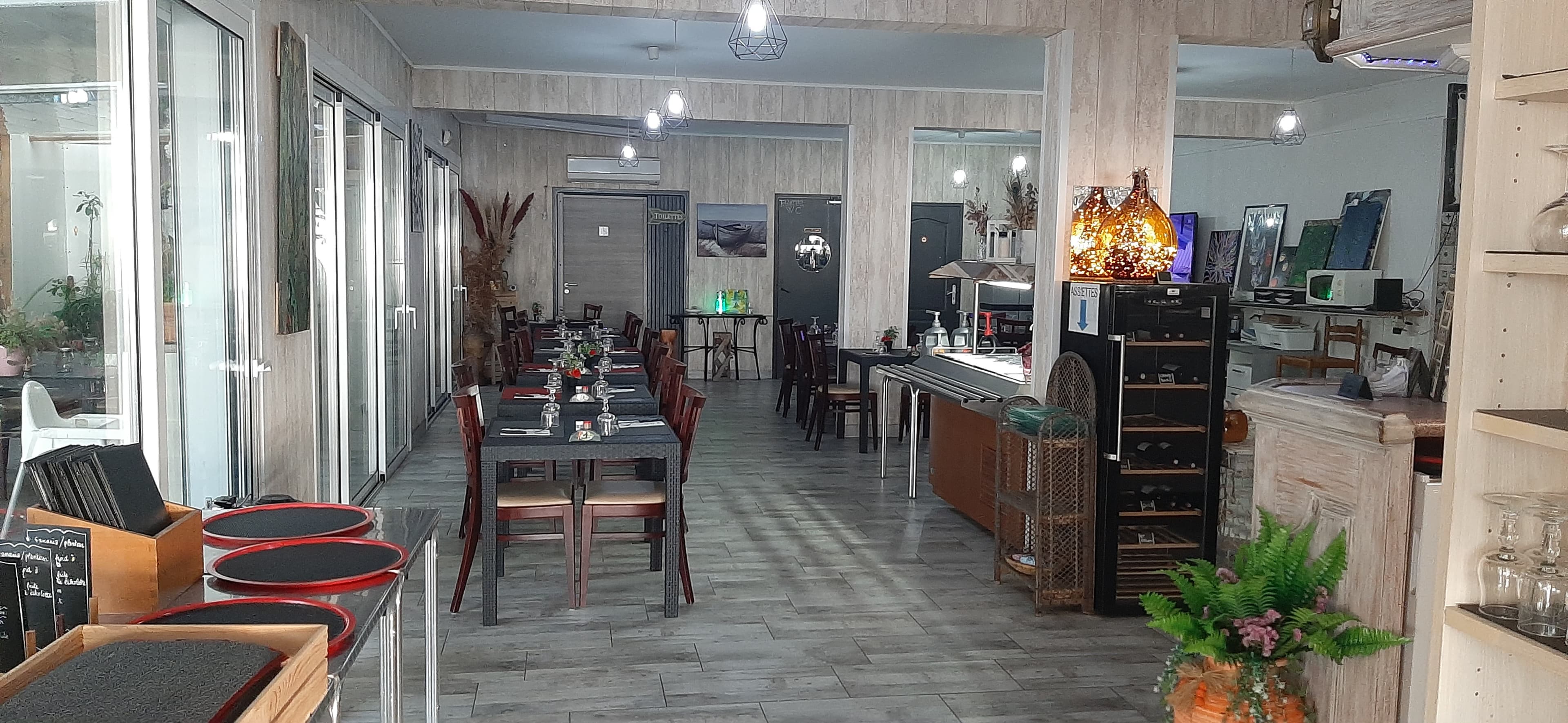 Salle du Catamaran vue depuis l’entrée, tables alignées prêtes pour le service